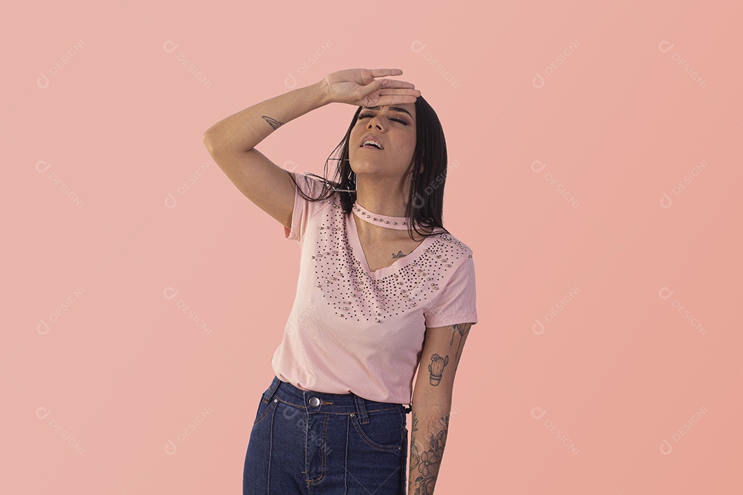 Mulher com gesto de cansaço