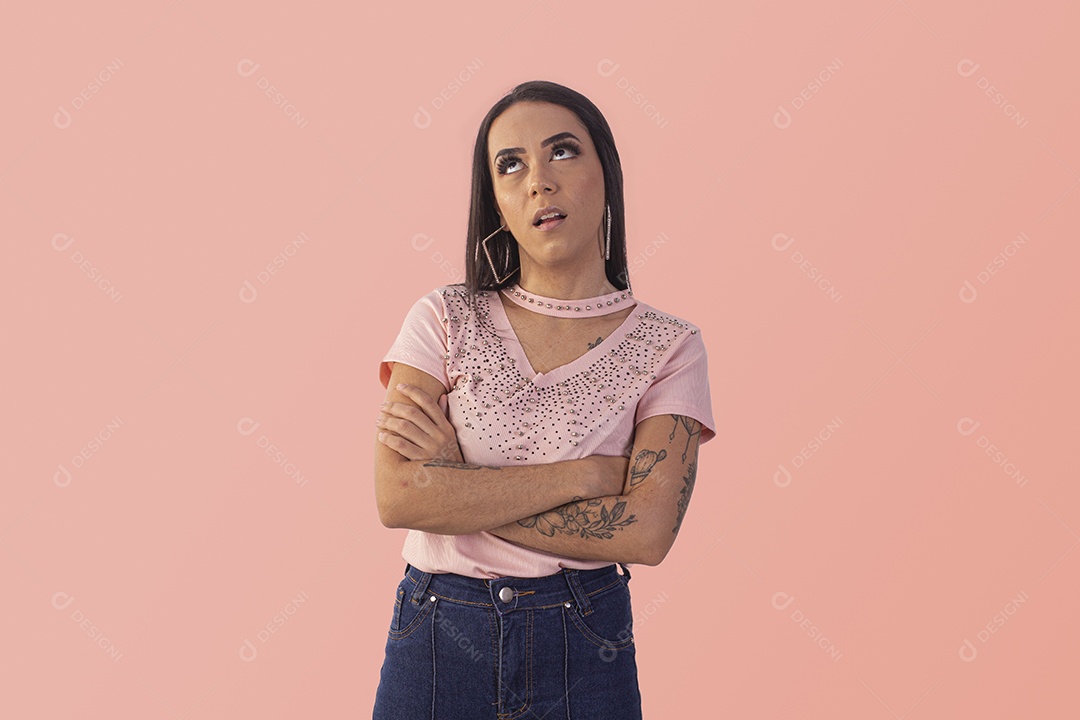 Mulher com gesto de tédio e braços cruzados