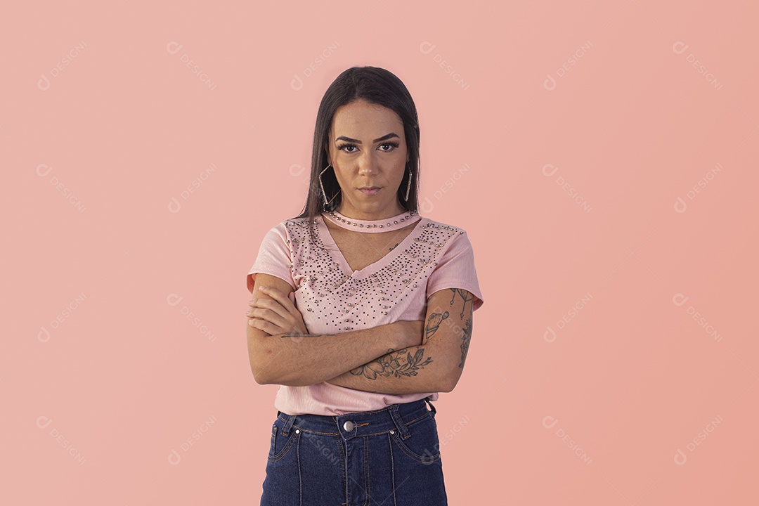 Mulher de cara fechada e braços cruzados