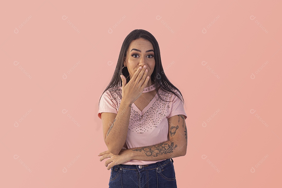 Jovem com mão na boca surpresa com algo