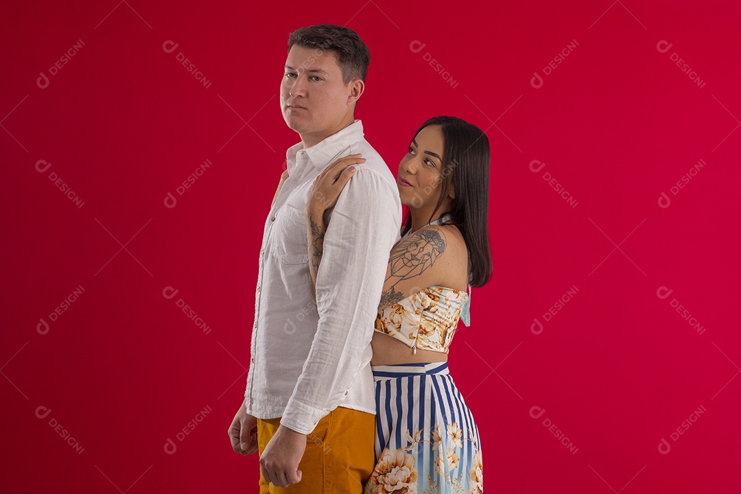 Casal abraçados de costas felizes