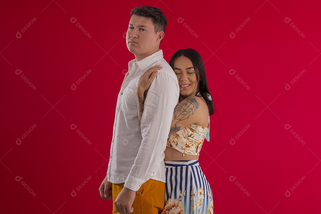 Casal abraçados com carinho