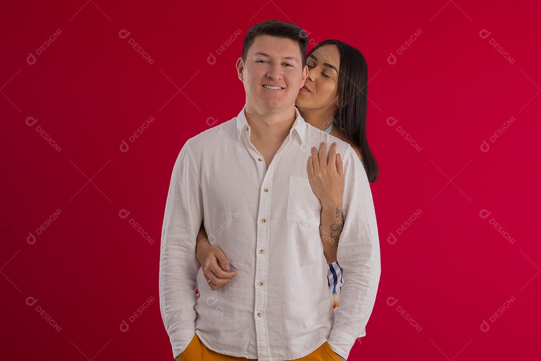 Casal apaixonados com carinho