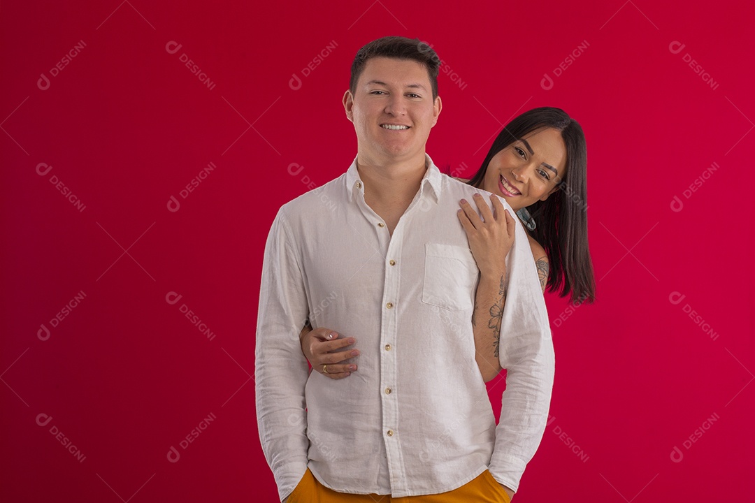 Casal felizes abraçados para foto de casamentos