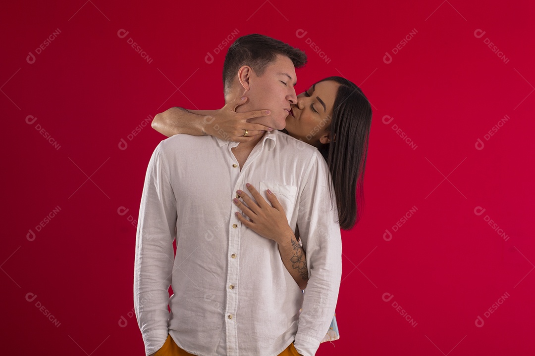 Casal se beijando com amor e abraçados