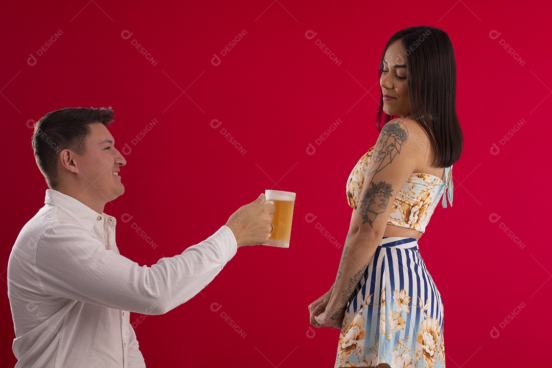 Homem ajoelhado com caneca de cerveja pedido para sua mulher