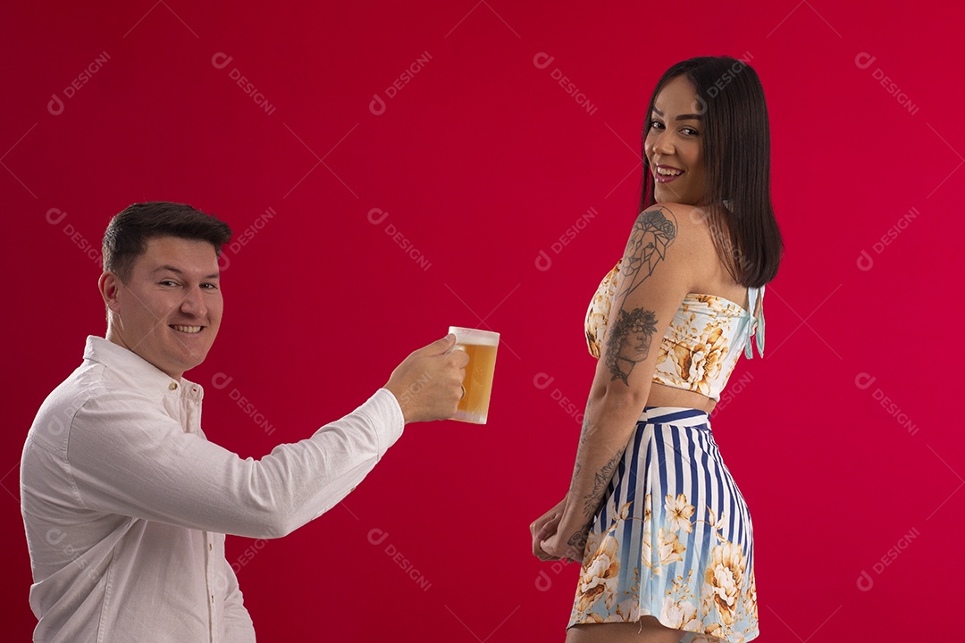 Homem ajoelhado com caneca de cerveja pedido para sua mulher