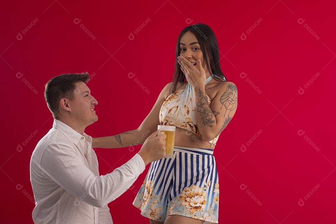 Homem fazendo pedido com caneca de chope para sua mulher