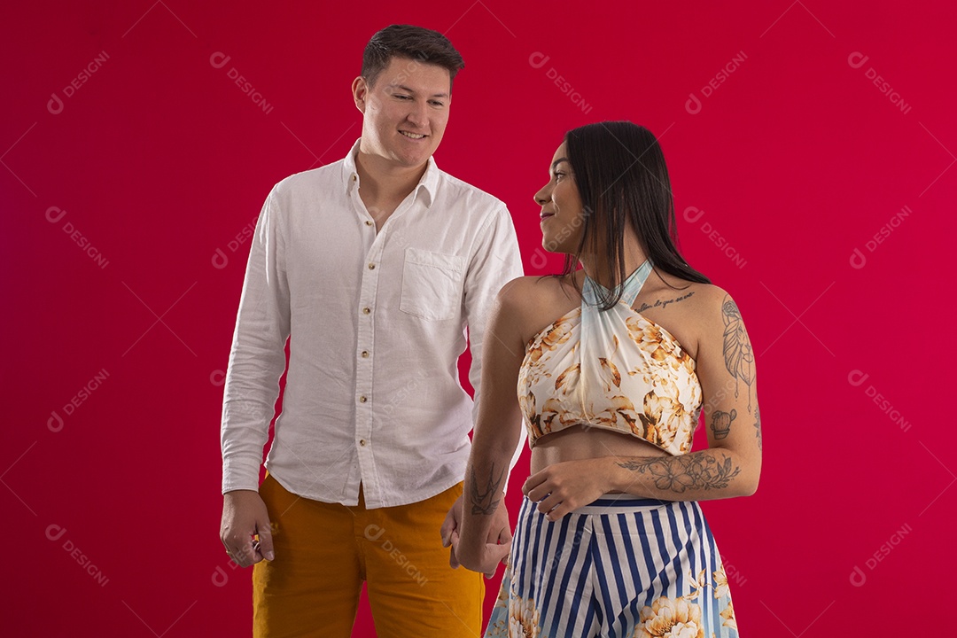 Casal de mãos dada felizes