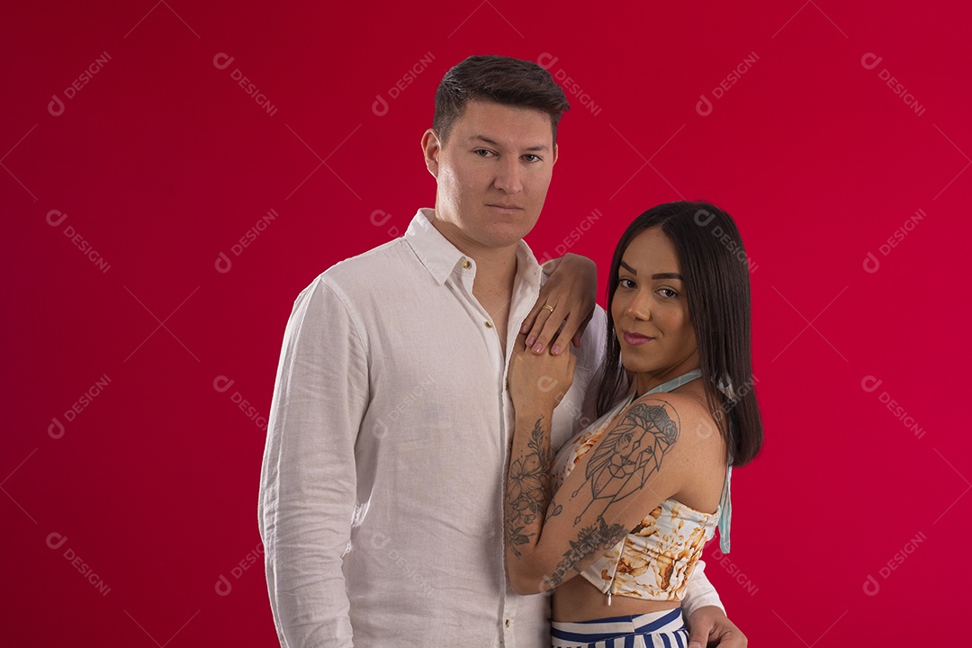 Casal abraçados com carinho