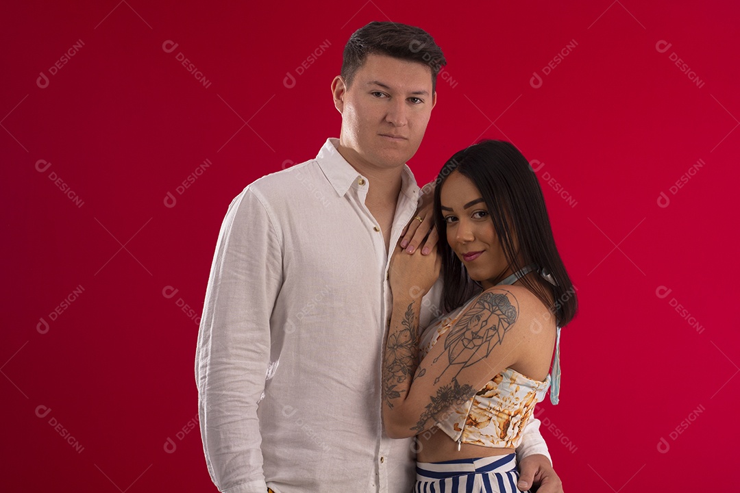 Casal abraçados com muito amor