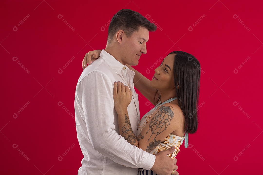 Casal apaixonados abraçados