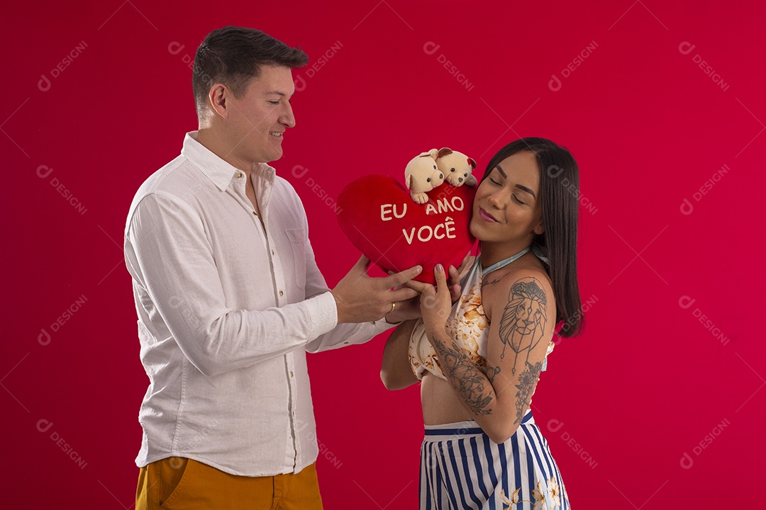 Casal lindo e fofos com coração de pelúcia