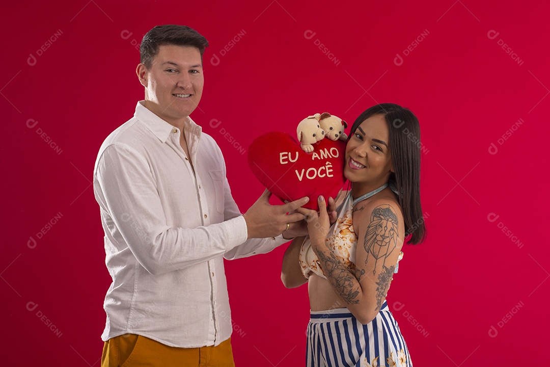 Casal lindo e fofos com coração de pelúcia