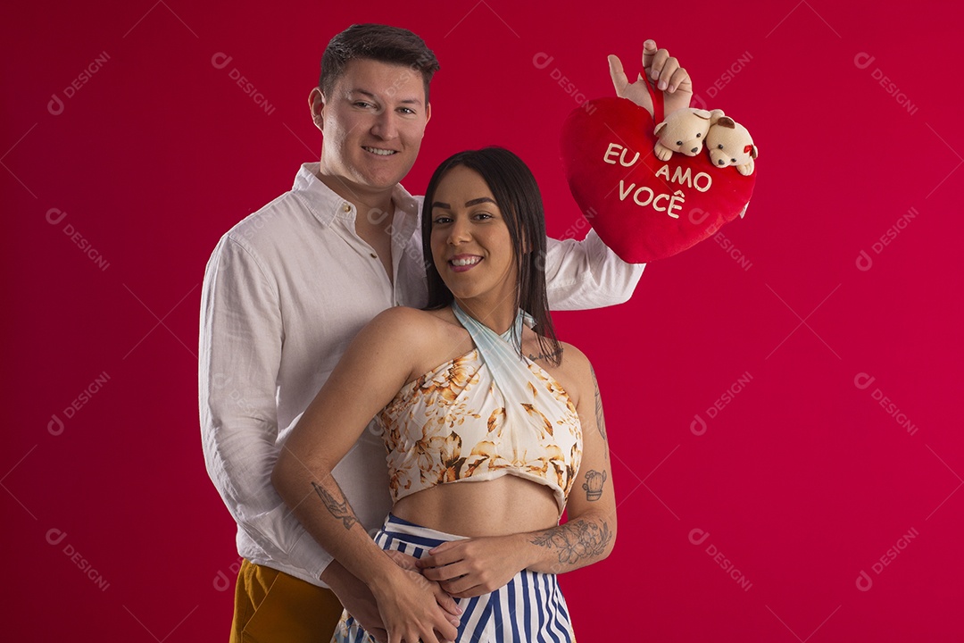 Casal feliz com coração de pelúcia
