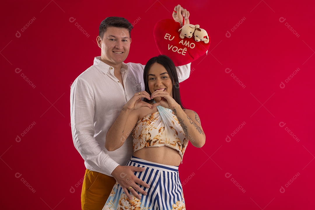 Lindo casal com pose romântica