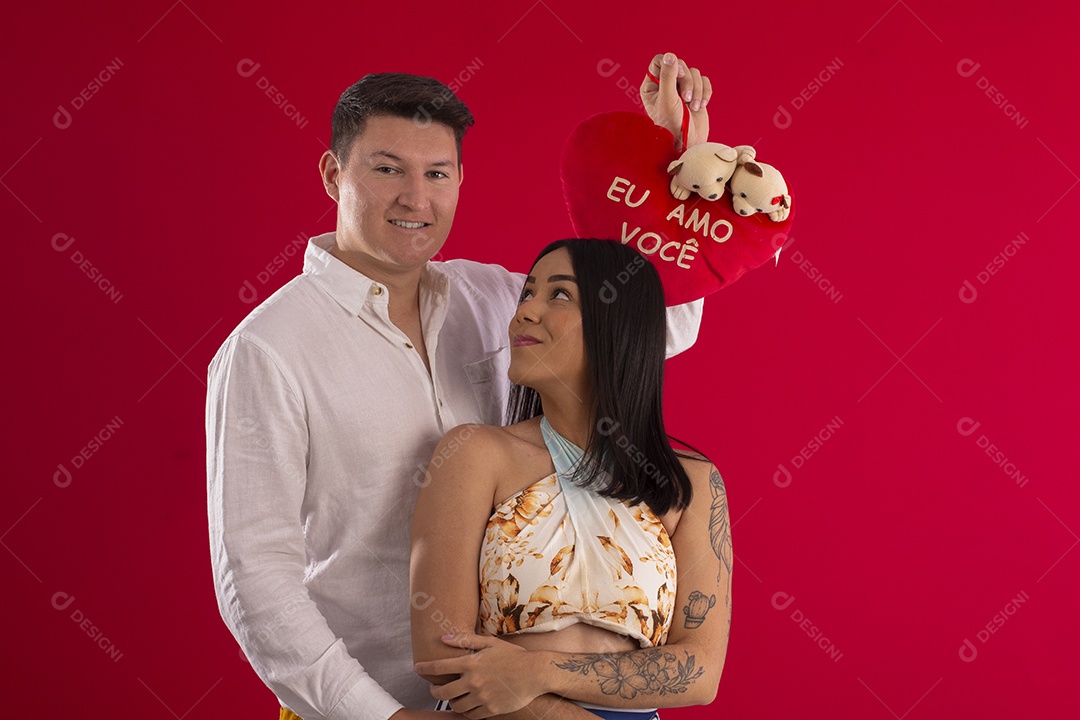 Casal feliz com pose para fotos