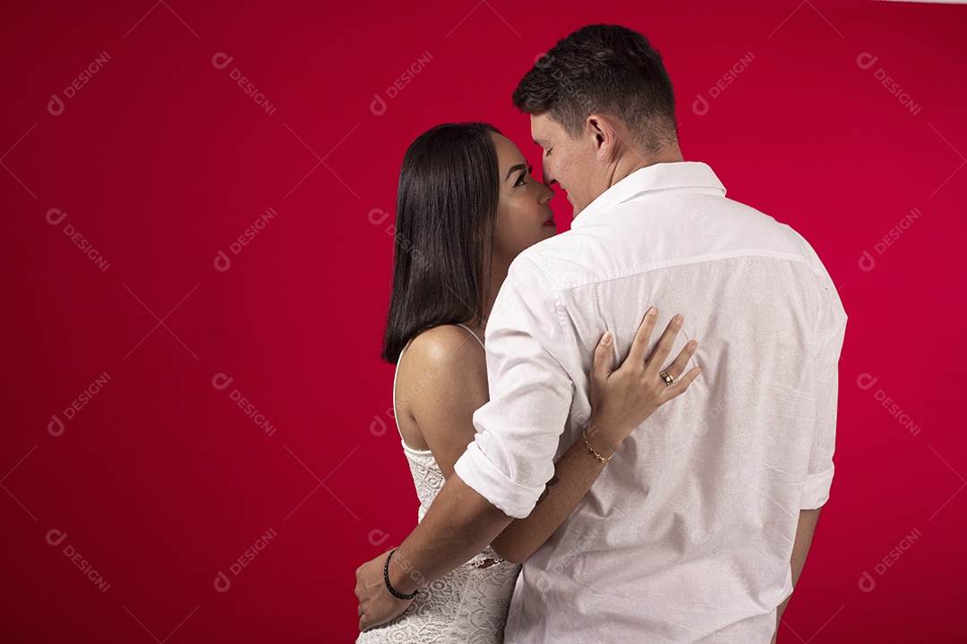 Casal abraçados se olhando fixamente