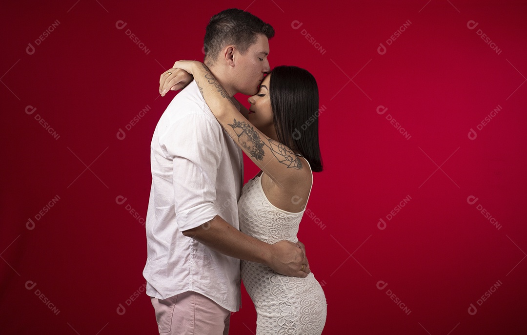 Homem beijando sua esposa abraçados