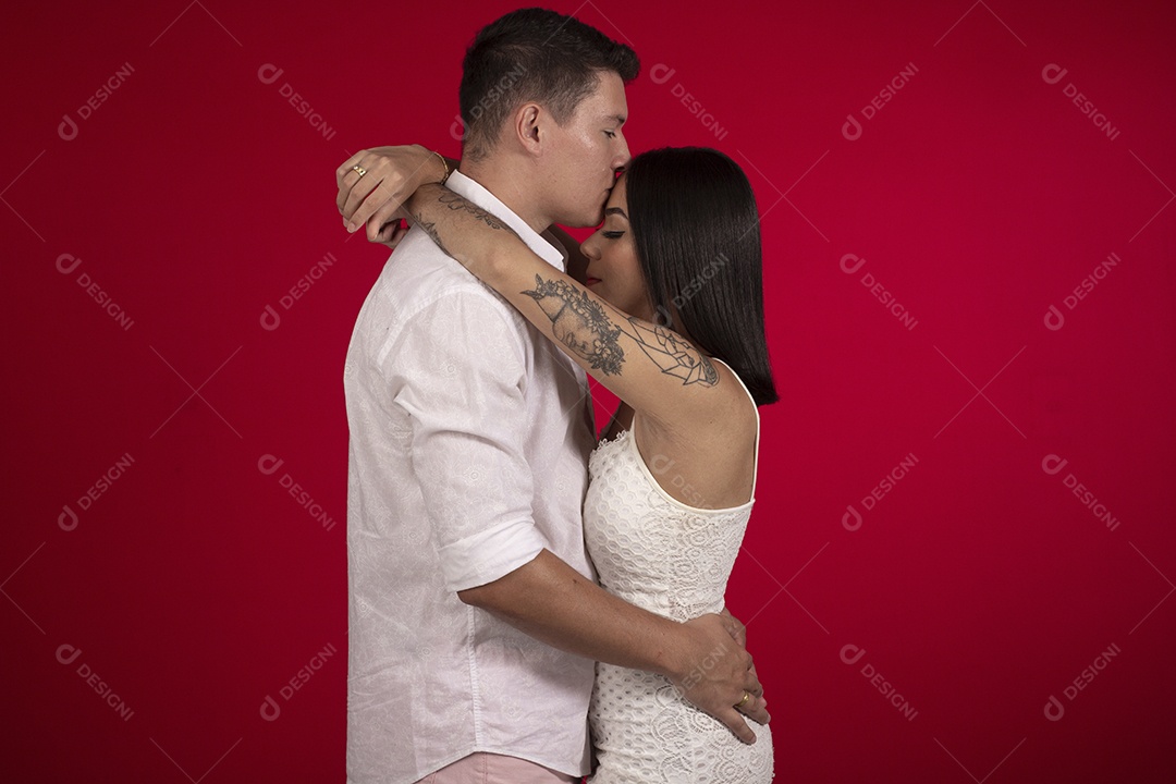 Casal lindo homem beijando na testa da sua esposa