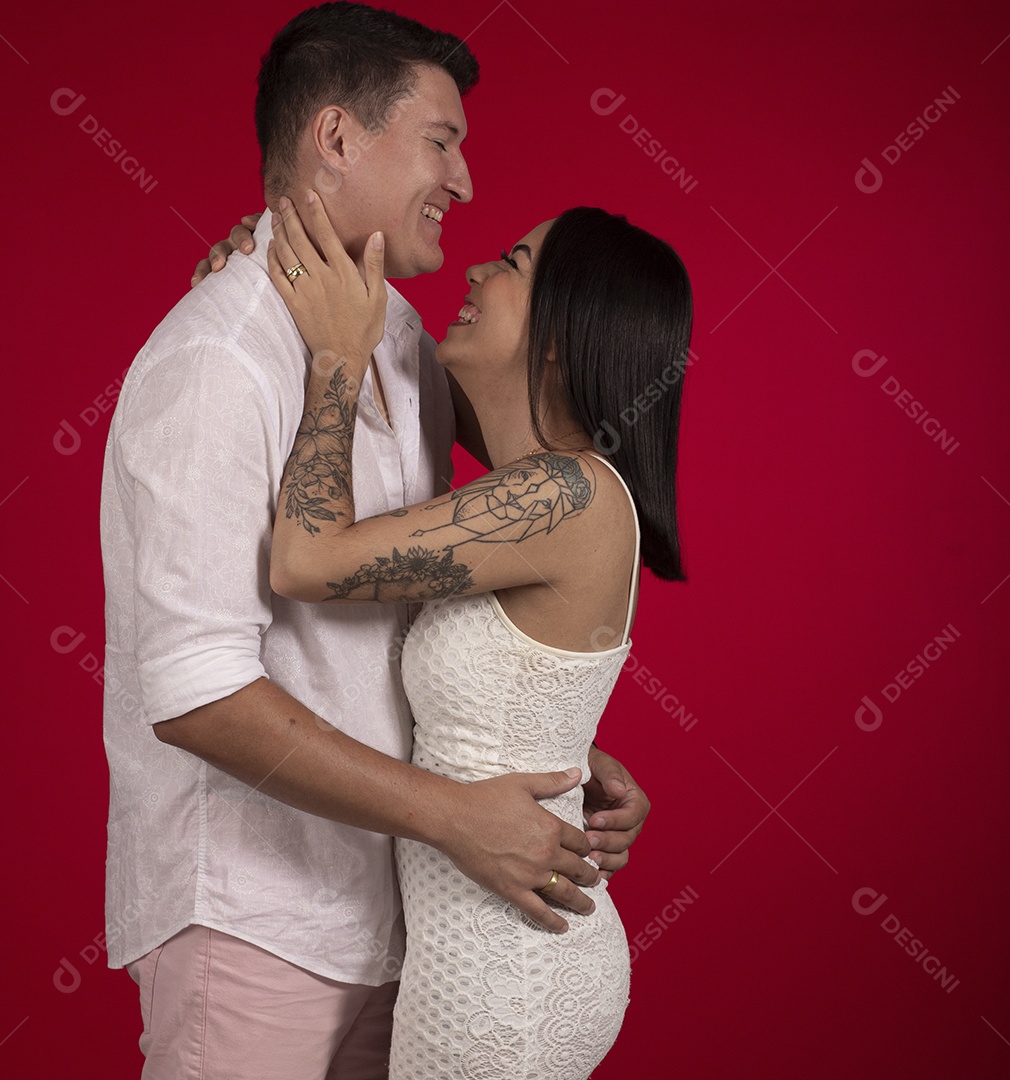 Casal apaixonados se olhando