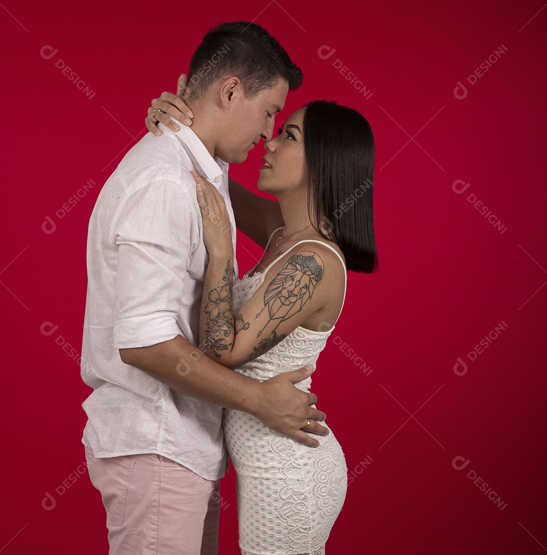 Casal lindo apaixonados abraçados