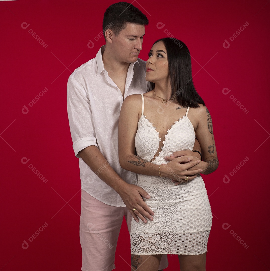 Casal de noivos lindos tirando fotos para casamento