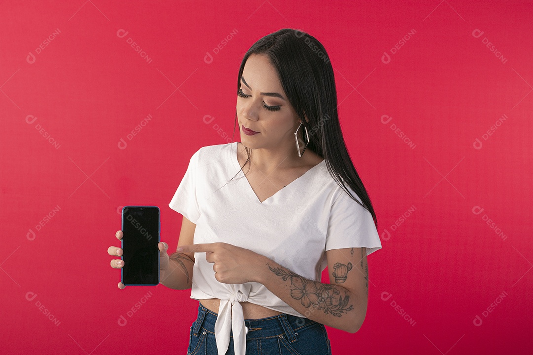 Jovem apontando para o celular