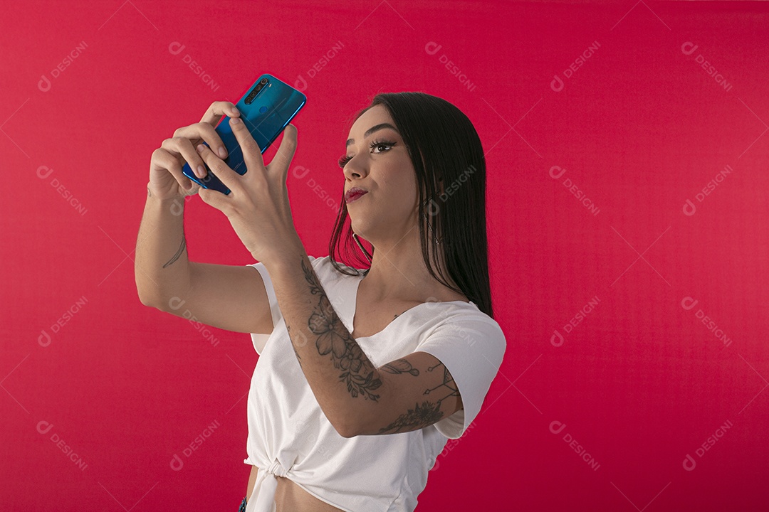 Jovem bonita tatuada tirando selfie