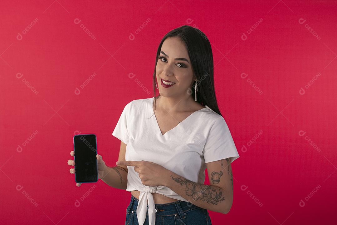 Jovem bonita com celular nas mãos apontando