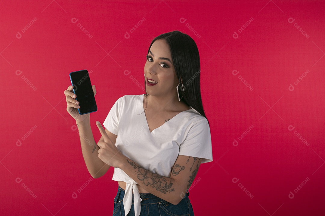 Jovem apontando para o celular