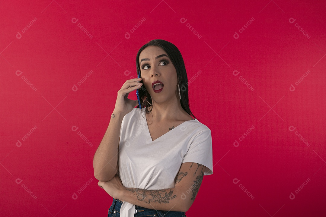 Jovem bonita falando ao celular