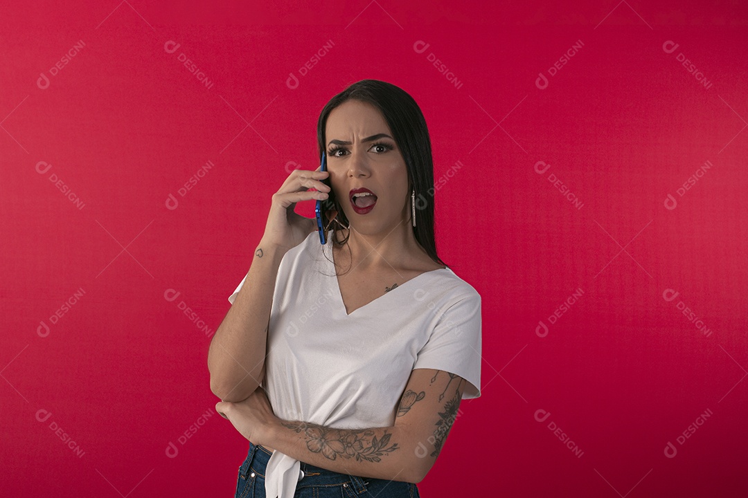 Jovem discutindo com alguém no celular