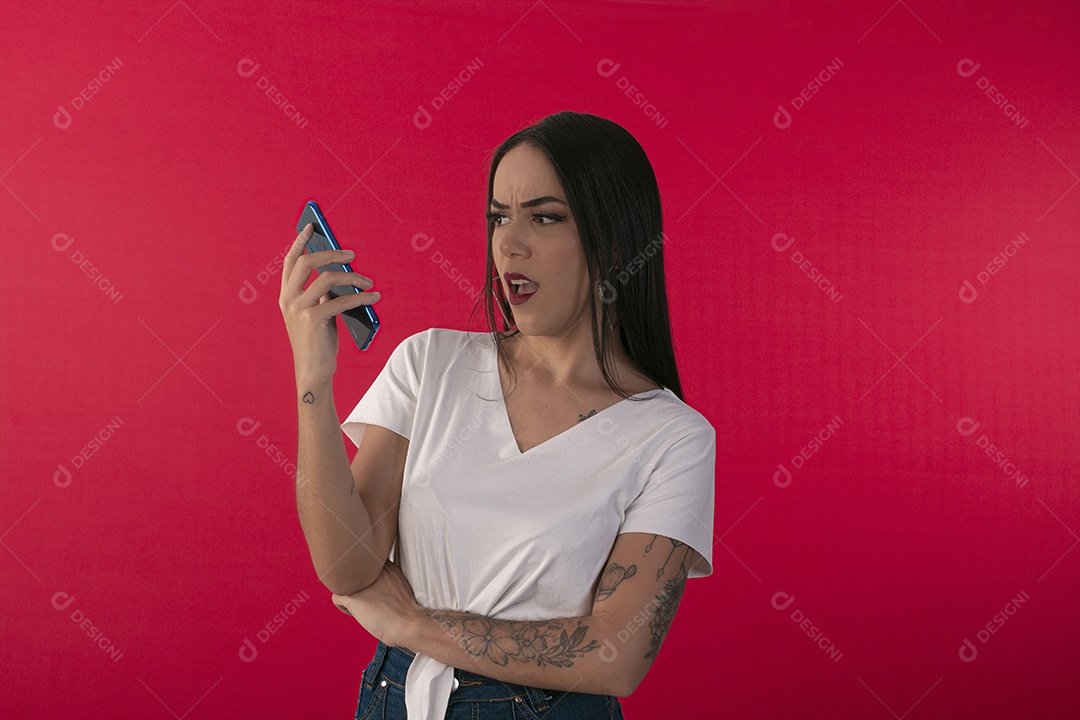 Jovem linda olhando indignada para o celular