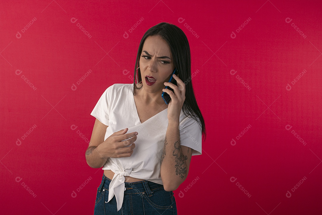 Jovem linda falando no celular brigando com alguém no celular