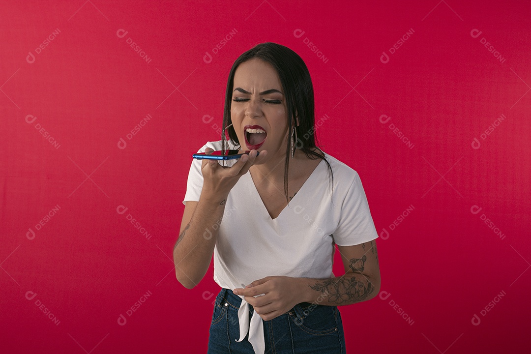 Jovem gritando no celular com alguém