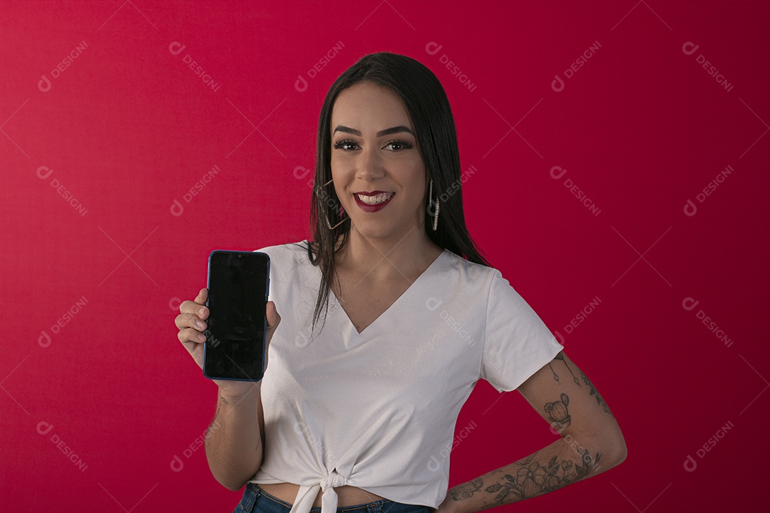 Linda jovem com celular na mão