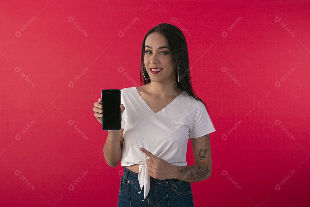 Jovem bonita mostrando celular e sorrindo