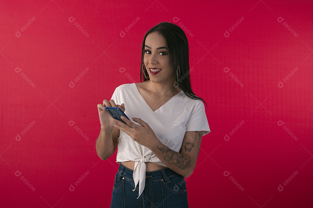 Jovem bonita segurando celular e feliz