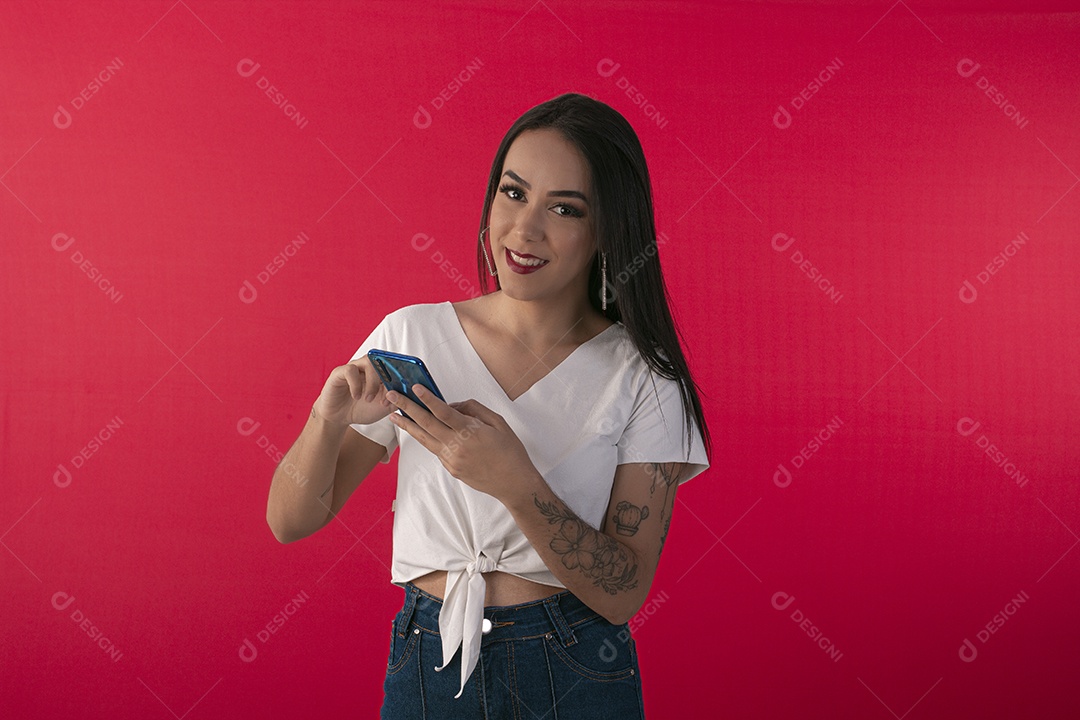 Jovem bonita com celular na mão