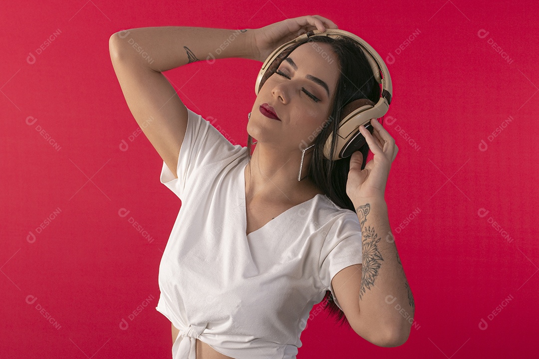 Jovem escutando musica com fone de ouvido