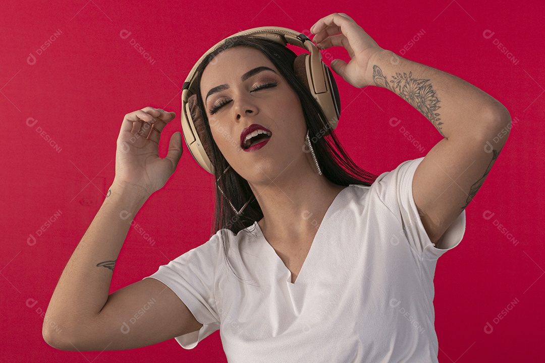 Mulher cantando escutando musica em fone de ouvido