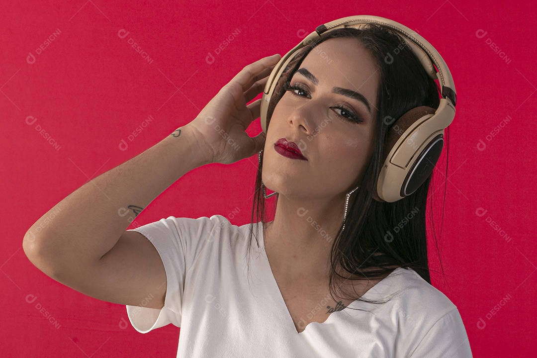 Jovem bonita escutando musica em fones de ouvido