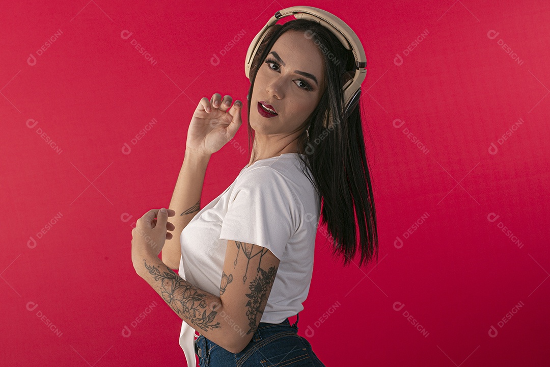 Jovem feliz com fones de ouvidos