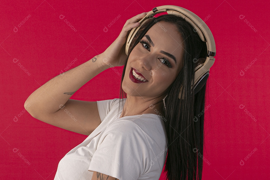 Jovem feliz com fone de ouvido