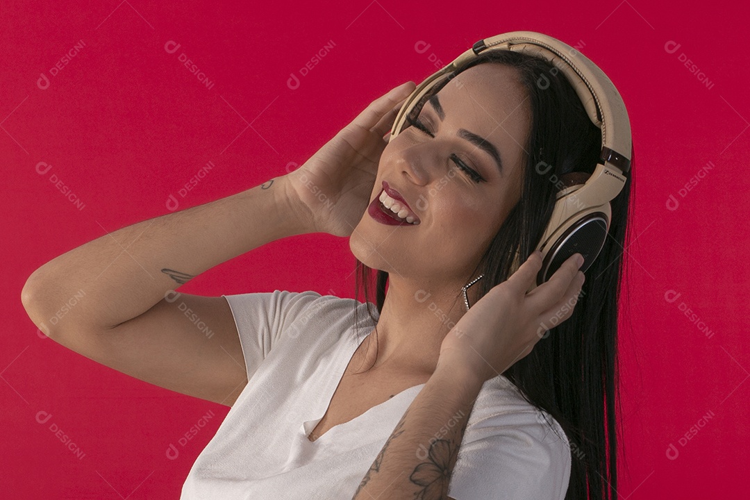 Jovem feliz com fone escutando musica