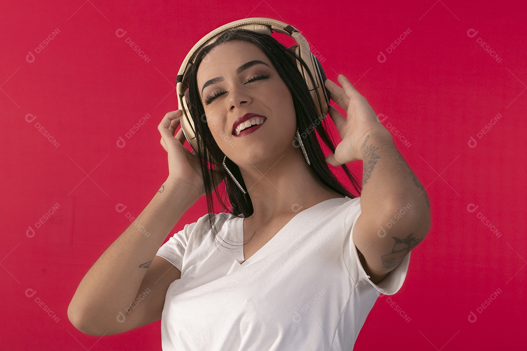 Jovem escutando musica com fone de ouvido