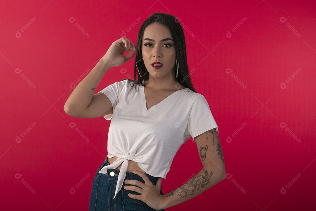 Jovem vestida bonita com pose