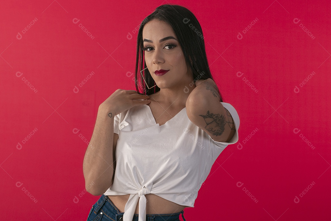 Jovem bonita com pose para ser fotografada