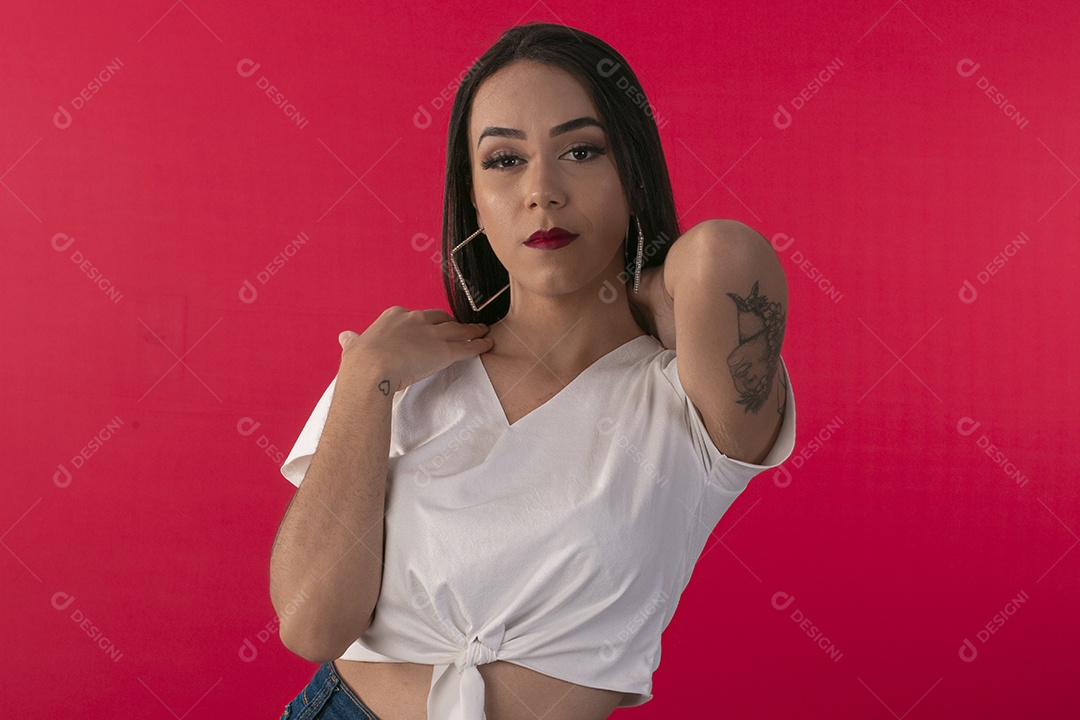 Jovem tatuada bonita posando para foto